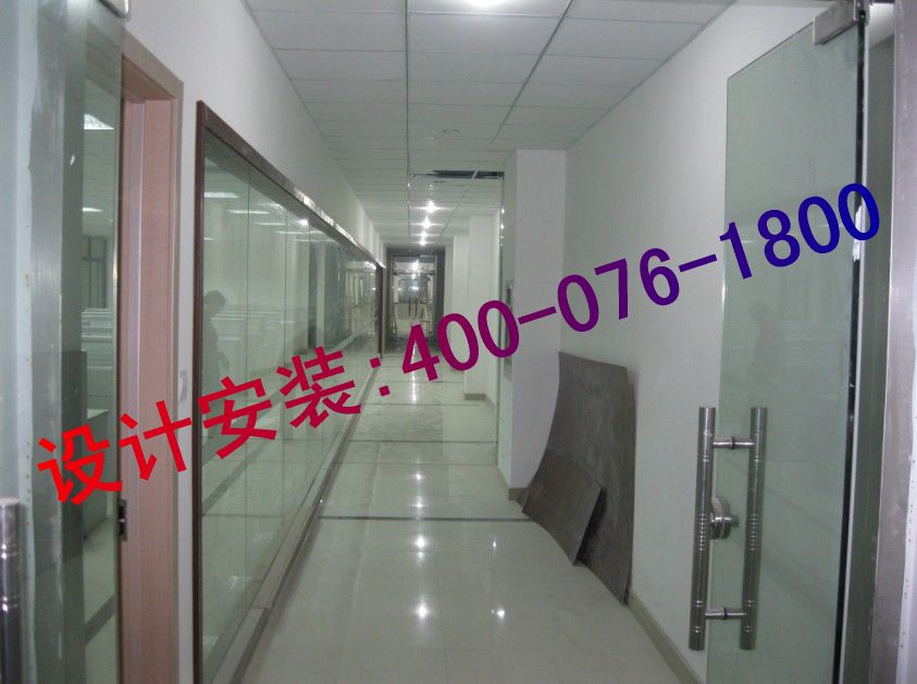门业图片-厂房办公玻璃隔断江阴玻璃隔断 江阴厂房玻璃隔断 江阴办公室玻璃隔断 江阴橱窗玻璃12mm图片