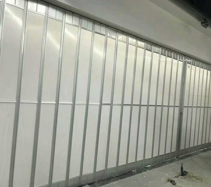 门业图片-卷帘门上海商场PVC侧向水晶推拉门价格，便宜水晶侧向门生产厂家定制图片